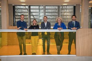 Het team van Nexus gefotografeerd op een balustrade. V.l.n.r: Pim, Aleid, Ferdinand, Ilona, Pieter-Bart